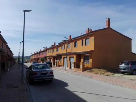 Chalet pareado en calle Amancio Ortega Gaona